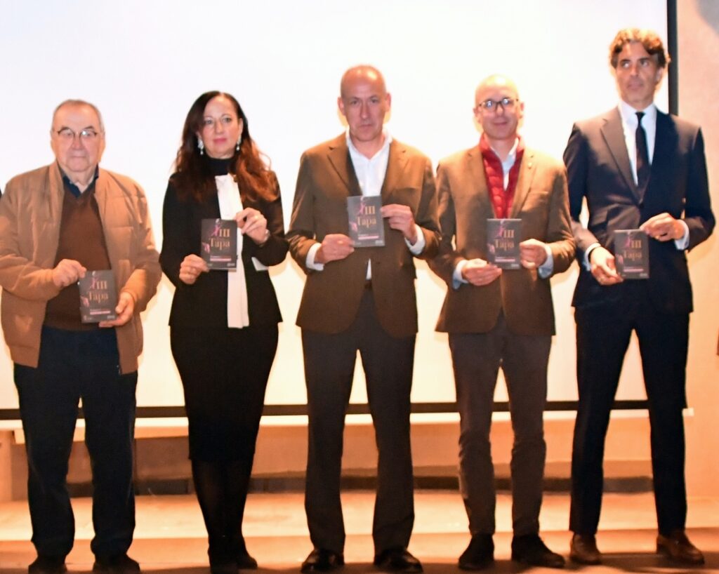 alcalde_tomares_jose_maria_soriano_junto_a_presidenta_cire_y_patrocinadores_presentacion_xiii_ruta_de_la_tapa_tomares_gourmet_2025_web_0